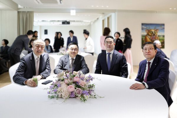 (오른쪽부터) 허태수 GS 회장, 구광모 LG 회장, 구본상 LIG 회장, 구자은 LS 회장이 28일 GS 창립 20주년 및 GS아트센터 개관 기념 행사에서 담소를 나누고 있다. [사진=GS그룹]