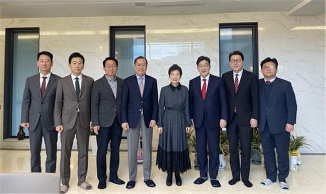 윤 대통령 탄핵심판 최종 결정을 앞두고 국민의힘 지도부가 3일 박근혜 전 대통령을 만나 '보수 결집'을 다졌다. [사진=연합뉴스]