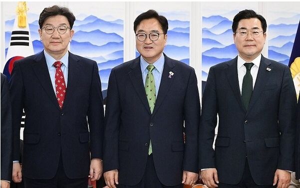 최상목 대행이 '마은혁 임명'을 계속 거부하자 민주당은 '최상목 뺀' 여야정 국정협의회를 구성할 것을 제안, 우원식 의장, 권성동 국민의힘 원내대표, 박찬대 민주당 원내대표가 합의했다. [사진=연합뉴스]