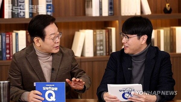 더불어민주당 싱크탱크인 민주연구원의 집단지성센터는 2일 이재명 대표가 ‘AI와 대한민국, 그리고 나’를 주제로 전문가들과 나눈 첫 대담 영상을 유튜브 채널에 공개했다. [사진=연합뉴스]