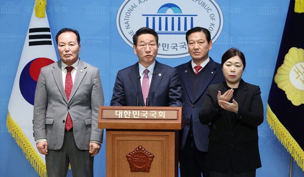 대한민국시도지사협의회 회장인&nbsp;유정복&nbsp;인천광역시장이 4일 서울 여의도 국회 소통관에서 대통령 4년 중임제와 양원제 도입을 골자로 하는 지방 분권형 헌법 개정안 공표 기자회견을 하고 있다. [사진=연합뉴스]