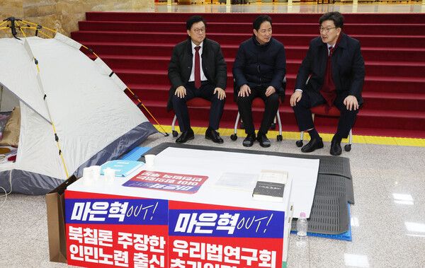 국민의힘 권성동 원내대표(오른쪽)가 4일 서울 여의도 국회 로텐더홀에서 마은혁 헌법재판관 임명에 반대하며 단식농성 중인 박수영 의원을 찾아 대화하고 있다. [사진=연합뉴스]