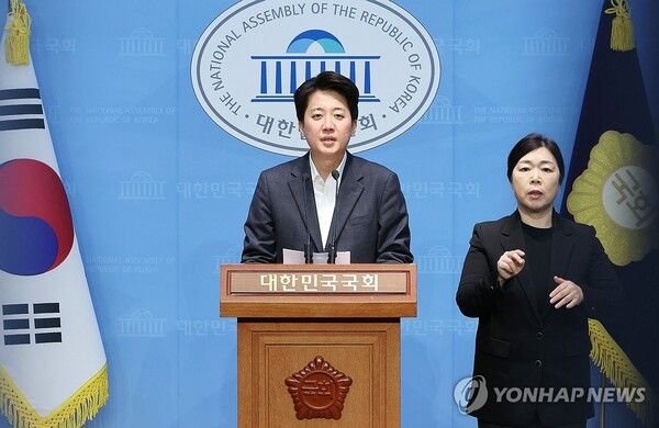 개혁신당 이준석 의원이 4일 서울 여의도 국회 소통관에서 기자회견을 열고 더불어민주당 이재명 대표의 엔비디아 발언과 관련해 입장을 밝히고 있다. [사진=연합뉴스]