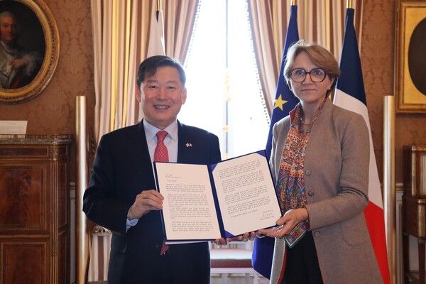 국회 특별방문단 단장인&nbsp;이철규&nbsp;의원이 24일(현지시간) 안 마리 데코트 프랑스 외무 차관을 만나 에마뉘엘 마크롱 대통령 앞으로 보내는 우원식 국회의장의 친서를 전달하고 있다. [사진=연합뉴스]