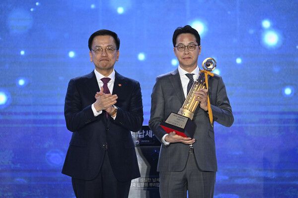 [사진=롯데카드가 지난&nbsp;4일 서울 중구 동대문디자인플라자에서 열린 제59회 납세자의 날 기념식 행사에서&nbsp;‘고액 납세의 탑’을 수상했다.&nbsp;사진은 최상목 대통령 권한대행 부총리 겸 기획재정부장관(왼쪽),&nbsp;조좌진 롯데카드 대표이사(오른쪽) (롯데카드 제공)]