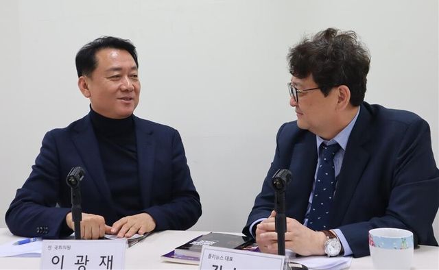 이광재 전 강원도지사가 폴리뉴스 김능구 대표와 정국인터뷰를 하고 있다. [사진=폴리뉴스 이준걸PD]