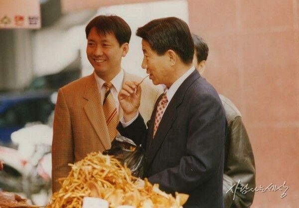 이광재 전 강원도지사는&nbsp; 노무현 전 대통령의 국회의원 시절 최연소 보좌관을 역임했고, 노무현 대통령 당선의 주역이자 참여 정부 대통령실 국정상황실장으로도 활약했다.