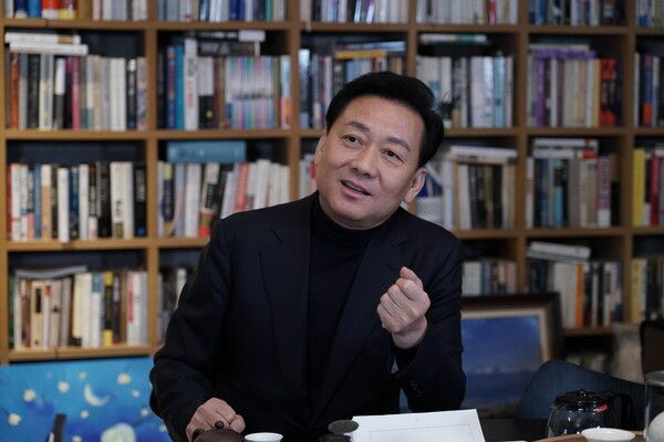 2월 26일 [새로운 대한민국을 묻다 8편]에서 이광재 전 강원도지사가 폴리뉴스 김능구 대표와 ‘정국 인터뷰’를 하고 있다.&nbsp;