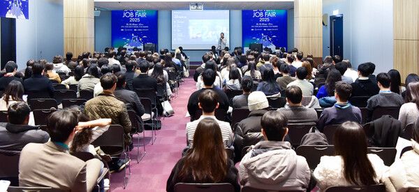 LG에너지솔루션은 지난 5일부터 오는 8일까지 서울 강남구 코엑스에서 열리는 ‘배터리 잡페어 2025’에서 △ 1:1 멘토링 △기업설명회 등 프로그램을 통해 구직자들과 직접 소통에 나섰다. [사진=LG에너지솔루션]