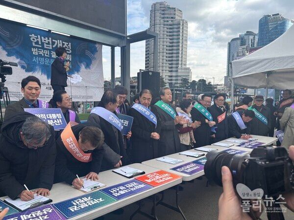 대한민국헌정회와 ‘나라를 걱정하는 원로 모임’&nbsp;회원들이 5일 서울역 광장에서 서명 운동을 하고 있다. [사진=안다인 기자]