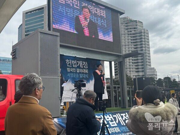 이학영 국회 부의장이 5일 서울역 광장 무대에서&nbsp; 연설 하고 있다. [사진=안다인 기자]
