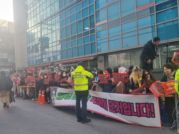 한동훈 전 대표 지지자들이 5일 북콘서트가 열린 서울 마포구 청년문화공간JU동교동 건물 앞에서 플랜카드와 현수막을 들고 있다. [사진=김민주 기자]