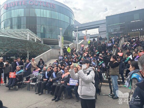 대한민국헌정회 주최로 열린 '헌법개정 범국민결의대회 서명운동 발대식'에서 참석자들이 헌법개정을 촉구하며 손피켓을 들고 있다. [사진=안다인 기자]
