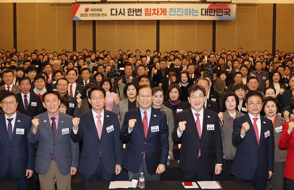 국민의힘&nbsp;권영세&nbsp;비상대책위원장과 권성동 원내대표가 5일 경북 경주시 더케이호텔 경주에서 열린 부산·대구·울산·경북·경남 기초의원 연수에서 기념 촬영하고 있다. [사진=연합뉴스]