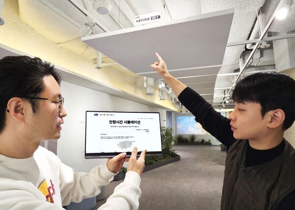 KCC 직원들이 마이톤스카이가 설치된 서초사옥 더 클렌체 갤러리에서 잔향시간 시뮬레이션에 대해 의견을 나누고 있다. [사진=KCC]