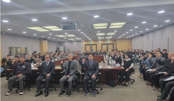 6일 국회 의원회관에서 ‘내란 세력 청산과 사회대개혁을 위한 연합정치 가능한가?’라는 제목으로 토론회에는&nbsp;더불어민주당과 조국혁신당, 진보당, 기본소득당, 사회민주당, 정의당과 시민사회단체가 참여했다. [사진=김민주 기자]