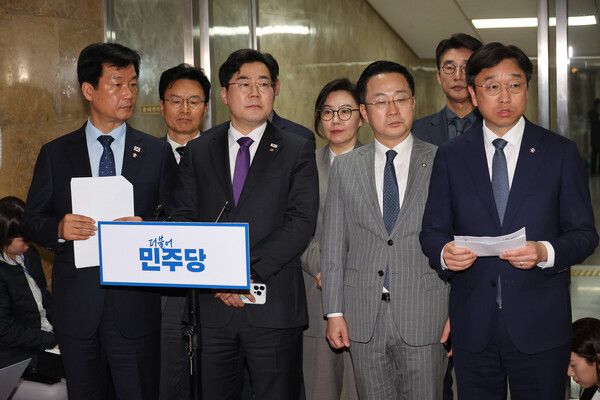 법원이 윤석열 대통령의 구속 취소 청구를 받아들인 7일 서울 여의도 국회에서 더불어민주당 박찬대 원내대표와 의원들이 긴급 의원총회 도중 잠시 나와 취재진의 질문을 받고 있다. [사진=연합뉴스]