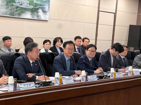 충대세민주포럼 소속 국회의원들이&nbsp;7일 청주국제공항을 방문, 간담회 및 현장시찰을 진행했다.[사진=의원실 제공]