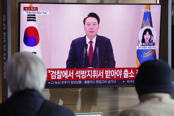 법원이&nbsp;윤석열&nbsp;대통령의 구속 취소 청구를 인용한 7일 서울역 대합실에 관련 뉴스가 나오고 있다. [사진=연합뉴스]