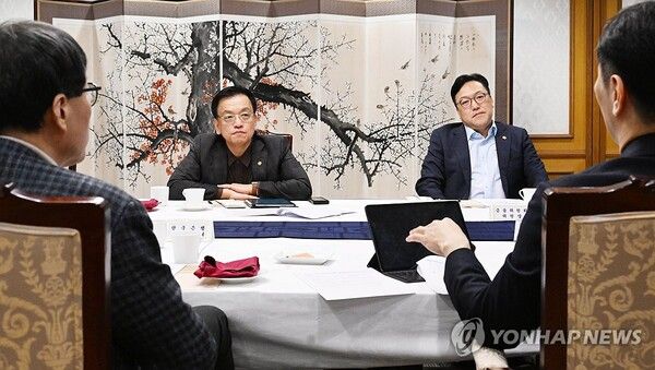 [사진=최상목&nbsp;대통령 권한대행 부총리 겸 기획재정부 장관이 7일 정부서울청사에서 열린 거시경제·금융현안 간담회를 주재하고 있다. (연합뉴스 제공)]