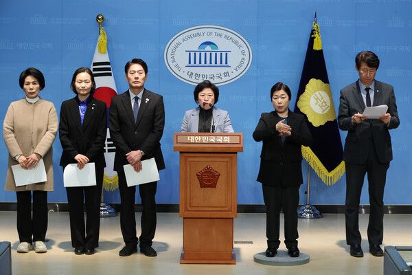 불어민주당과 조국혁신당 소속 국회 과학기술정보방송통신위원회 위원들이 6일 서울 여의도 국회 소통관에서 '민원 사주' 의혹을 받는 류희림 방송통신심의위원장의 사퇴를 요구하는 기자회견을 하고 있다. [사진=연합뉴스]