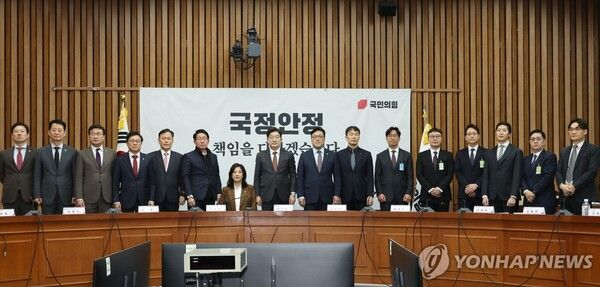 [사진=7일 서울 여의도 국회에서 열린 '가상자산시장의 건전한 발전을 위한 정책과제' 민당정간담회에서 국민의힘 권성동 원내대표, 김병환 금융위원장, 이복현 금감원장, 오세진 코빗 대표, 이재원 빗썸 대표 등이 회의에 앞서 기념 촬영하고 있다. (연합뉴스 제공)]