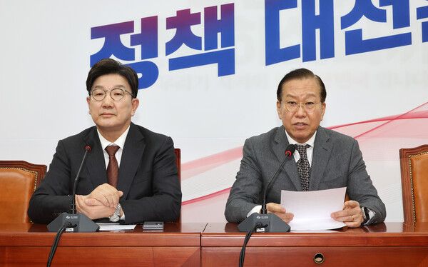윤석열 대통령의 석방이 알려진 7일 국민의힘 권영세 비상대책위원장(오른쪽)과 권성동 원내대표가 서울 여의도 국회에서 긴급 기자회견을 하고 있다. [사진=연합뉴스]
