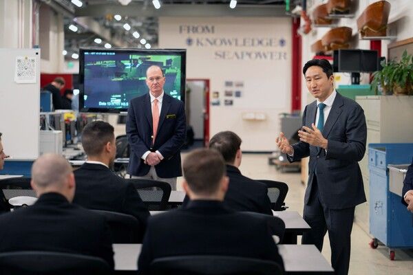 정기선&nbsp;HD현대 수석부회장(오른쪽)이 지난 7일 미국 해군사관학교를 방문해 생도들과 만남을 갖고,&nbsp;미래 해양 분야의 발전 방향에 대해 의견을 교환했다. [사진=HD현대]