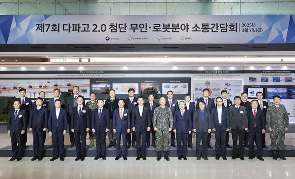 석종건&nbsp;방위사업청장(가운데)과&nbsp;손재일&nbsp;한화에어로스페이스&nbsp;대표(왼쪽 여섯번째) 등 관계자들이 최근 한화에어로스페이스&nbsp;대전R&D캠퍼스에서&nbsp;열린&nbsp;방위사업청&nbsp;주관&nbsp;'제7회&nbsp;다파고(DAPA-GO)&nbsp;2.0&nbsp;소통간담회'에서 기념 촬영을 하고 있다. [사진=한화에어로스페이스]