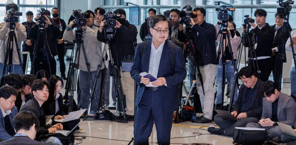 김동연&nbsp;경기도지사가 9일 인천공항 2터미널에서 제21대 대통령선거 출마 선언을 마친 뒤 출국하기 위해 이동하고 있다. [사진=연합뉴스]