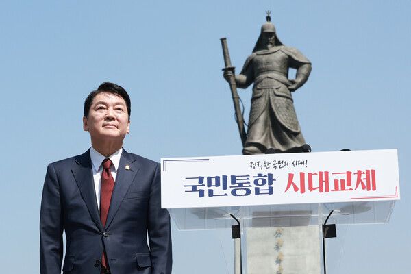 국민의힘&nbsp;안철수&nbsp;의원이 8일 서울 광화문광장 이순신 장군 동상 앞에서 제21대 대통령 선거 출마를 선언하기 위해 단상으로 향하고 있다. [사진=연합뉴스]
