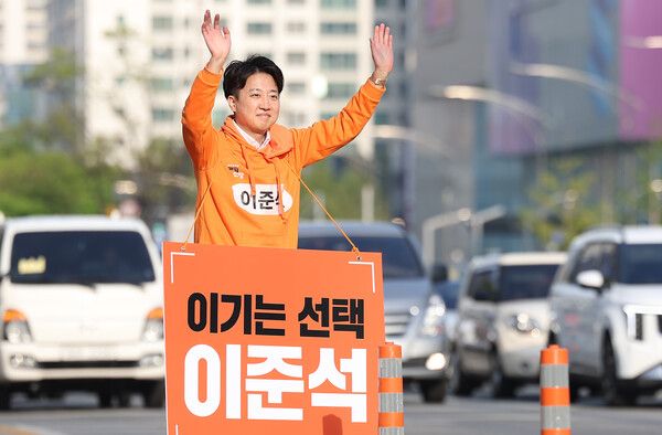 8일 대선후보 등록을 마친 이준석 의원은 9일 대구 거리로 나섰다. [사진=연합뉴스]