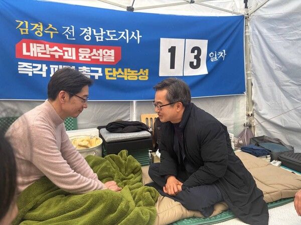 21일 오후 김동연(오른쪽) 경기도지사가 서울 광화문 농성장에서 단식 중인 김경수(왼쪽) 전 경남도지사를 만나 대화하고 있다. [사진=연합뉴스]