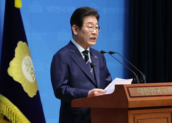 더불어민주당 대선 경선에 출마한 이재명 예비후보가 11일 서울 여의도 국회 소통관에서 비전을 발표하고 있다. [사진=연합뉴스]