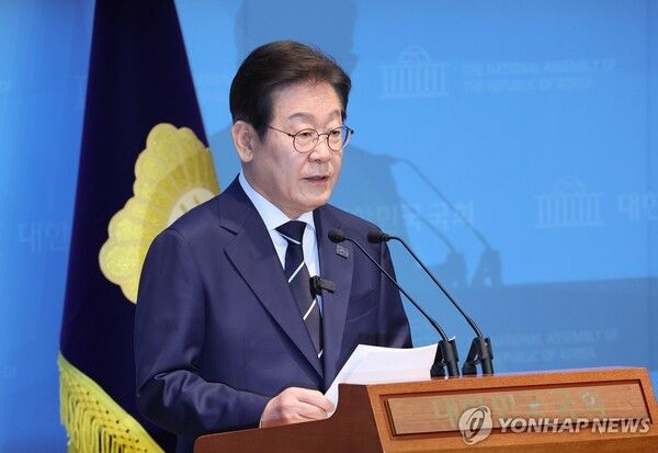 이재명 더불어민주당 대표가 차기 대권 주자 적합도 1위(37%)를 달리며 대세론을 강화하는 모습이다 [사진=연합뉴스]