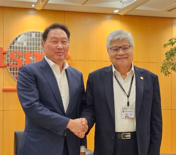 작년 6월 대만 TSMC 회장과 만나 기념촬영하는 최태원 회장 [사진=SK그룹]