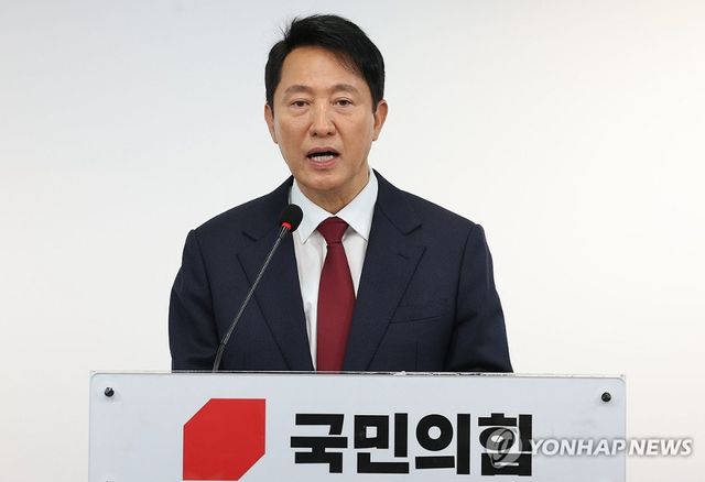 오세훈 서울시장이 12일 '尹정부 실패 통렬한 반성, 참회, 사죄'를 한다며 고개를 숙이며 대선 불출마를 전격 선언했다. [사진=연합뉴스]