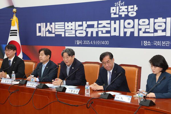 9일 서울 여의도 국회에서 열린 더불어민주당 대선특별당규준비위원회 1차 회의에서&nbsp;이춘석&nbsp;위원장(왼쪽 세번째)이 발언하고 있다. [사진=연합뉴스]