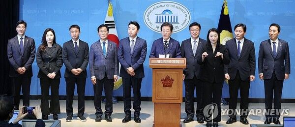 이재명 예비후보가 친문계 인사를 전면에 배치하는 '통합형' 캠프 인선으로 본선에 대비하는 모습이다 [사진=연합뉴스]