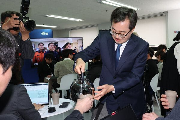 더불어민주당 대선주자인 김동연 경기도지사가 13일 서울 여의도에 개소한 선거캠프에서 열린 '오픈하우스' 행사에서 기자들에게 커피를 직접 따라주고 있다. [사진=연합뉴스]