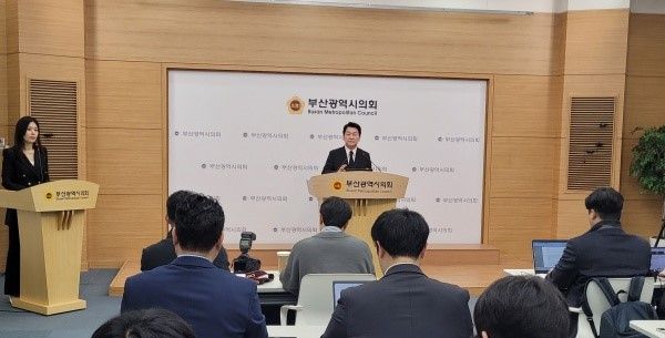 14일 오전 부산시의회 브리핑룸에서 안철수 국회의원이 대선 공약을 발표하고 있다.[사진=정하룡 기자]