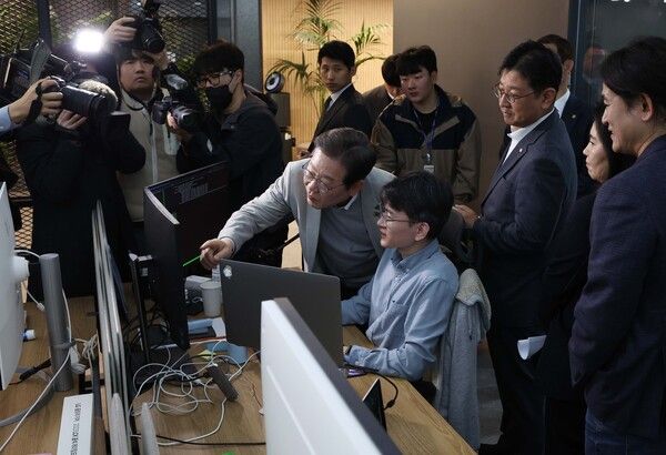 더불어민주당 이재명 대선 예비후보가 14일 서울 강남구 퓨리오사AI에서 회사를 둘러보고 있다. [사진=연합뉴스]