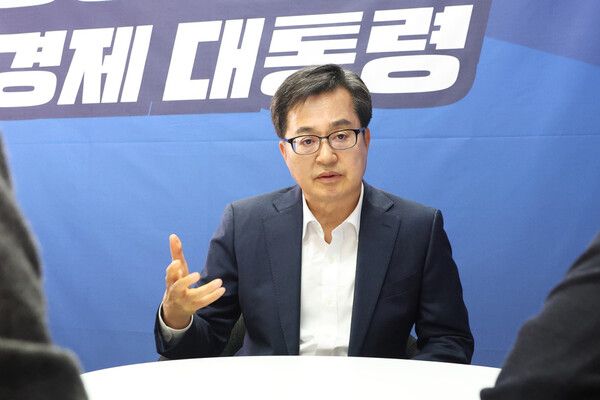 더불어민주당 대통령 후보 경선에 나선 김동연 경기도지사가 서울 여의도 대선캠프 사무실에서 연합뉴스와 인터뷰하고 있다. [사진=연합뉴스]