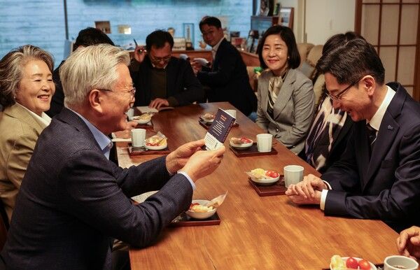 더불어민주당 대권 주자인 김경수 전 경남지사(오른쪽)가 14일 오후 경남 양산시 하북면 평산마을 문재인 전 대통령 사저에서 문 전 대통령과 환담하고 있다. [사진=김경수 전 지사 측 제공]