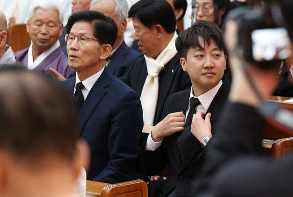 대선 출마를 선언한&nbsp;김문수&nbsp;전 고용노동부 장관(왼쪽)과 개혁신당&nbsp;이준석&nbsp;대선 예비후보가 14일 경북 안동시 목성동주교좌성당에서 엄수된 두봉 레나도(프랑스명 르네 뒤퐁) 주교 장례미사에 참석하고 있다. [사진=연합뉴스]