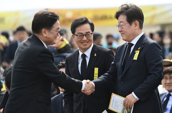 16일 경기도 안산시 화랑유원지에서 열린 세월호 참사 11주기 기억식에서 우원식 국회의장(왼쪽)과 더불어민주당 이재명 전 대표(오른쪽), 김동연 경기도지사가 인사를 나누고 있다. [사진=연합뉴스]