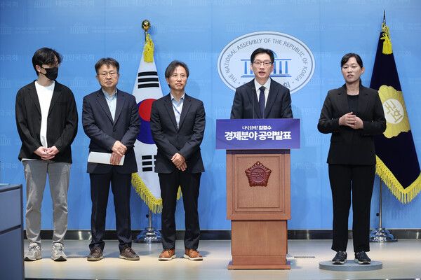 더불어민주당 김경수 대선 경선 후보가 16일 서울 여의도 국회 소통관에서 경제분야 정책 발표를 하고 있다. [사진=연합뉴스]