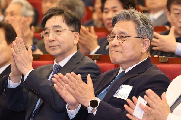 16일 서울 여의도 국회도서관 대강당에서 열린 더불어민주당 이재명 전 대표의 싱크탱크 '성장과 통합' 출범식에서 유종일(왼쪽)·허민 상임 공동대표가 박수치고 있다. [사진=연합뉴스]