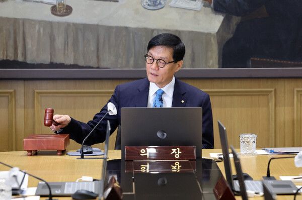 [사진=이창용 한국은행 총재가 17일 서울 중구 한국은행 본관에서 열린 금융통화위원회 본회의에서 의사봉을 두드리며 개회 선언을 하고 있다. (연합뉴스 제공)]