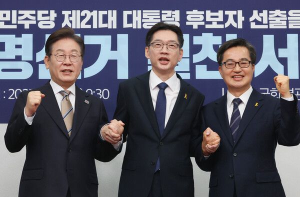 더불어민주당 대선후보 경선 주자인 이재명 전 대표(왼쪽부터), 김경수 전 경남지사, 김동연 경기지사가 16일 서울 여의도 국회에서 열린 공명선거 실천 서약식에서 서약문에 서명한 뒤 기념 촬영하고 있다. [사진=연합뉴스]